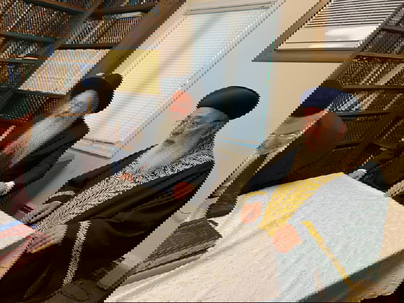 השבחים של הגר"י אולשין על הגר"ש עמאר. צפו בהקדשה