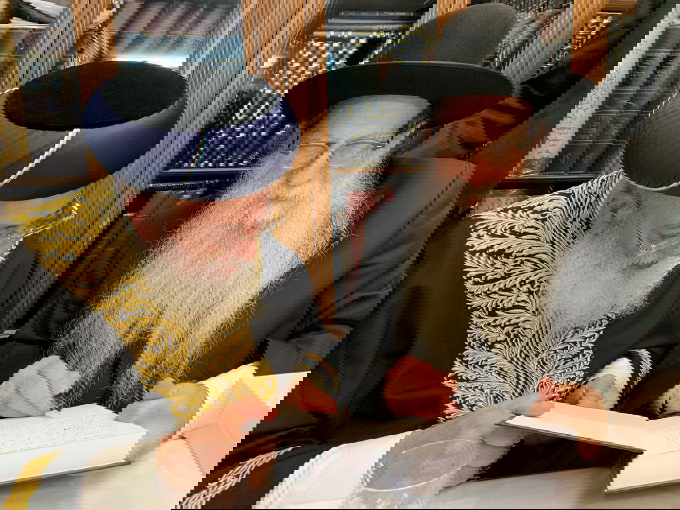 השבחים של הגר"י אולשין על הגר"ש עמאר. צפו בהקדשה