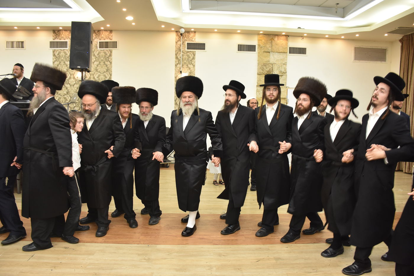 שמחת החתונה בחצר הקודש אשלג • תיעוד