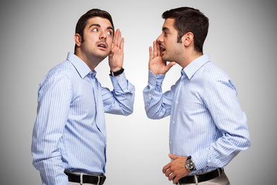 האם אדם שמדבר לעצמו הוא בהכרח משוגע? לא ממש