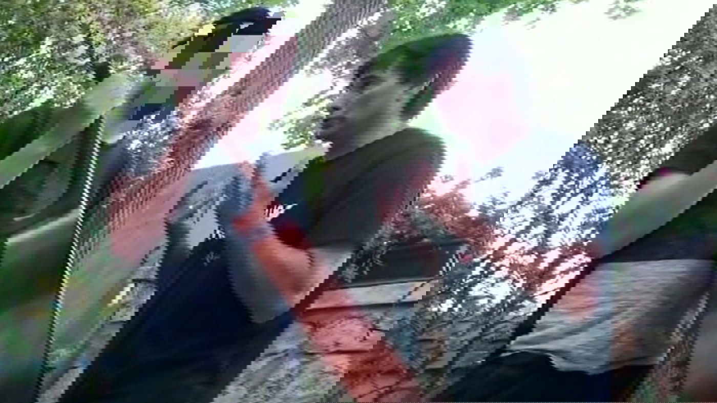 הפעיל החברתי העניק גיטרה לעובד החרדי שעבר התעללות