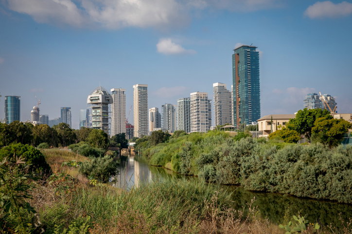 פארק הירקון על רקע תל אביב