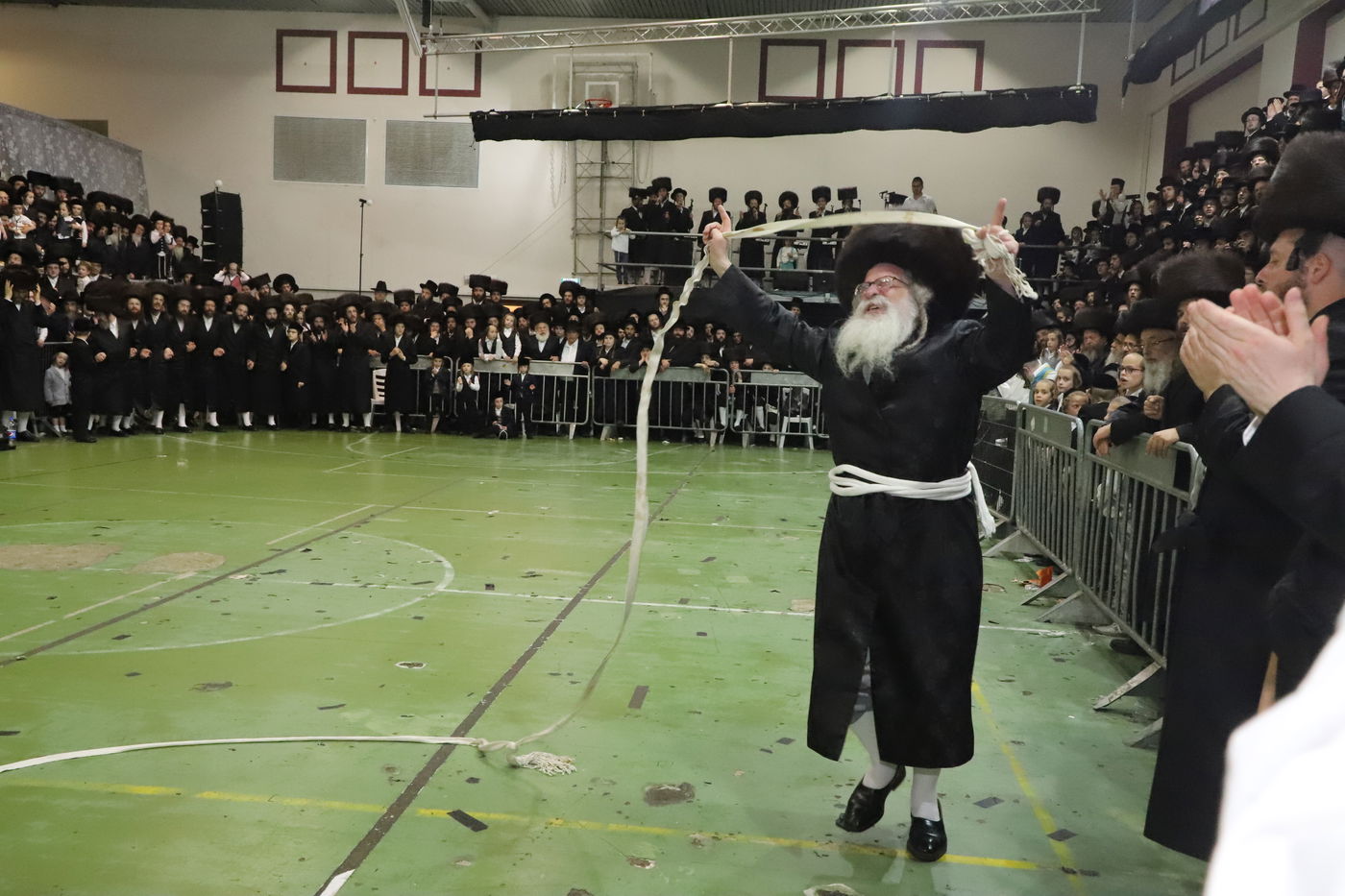 צפו: נישואי בן האדמו"ר מנדבורנה ירושלים