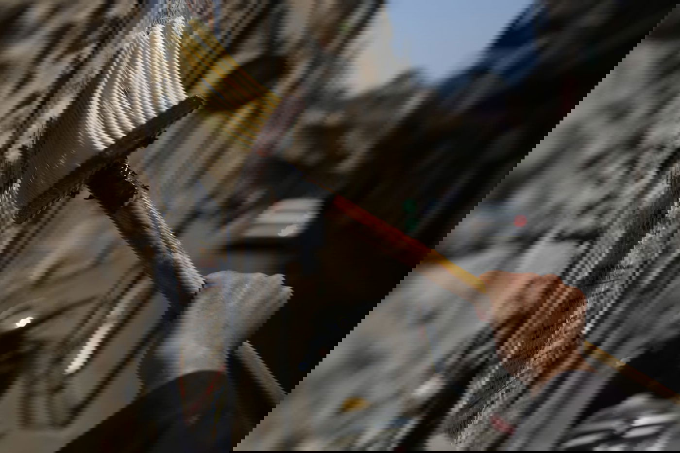 הדבקת מודעות בירושלים, אילוסטרציה