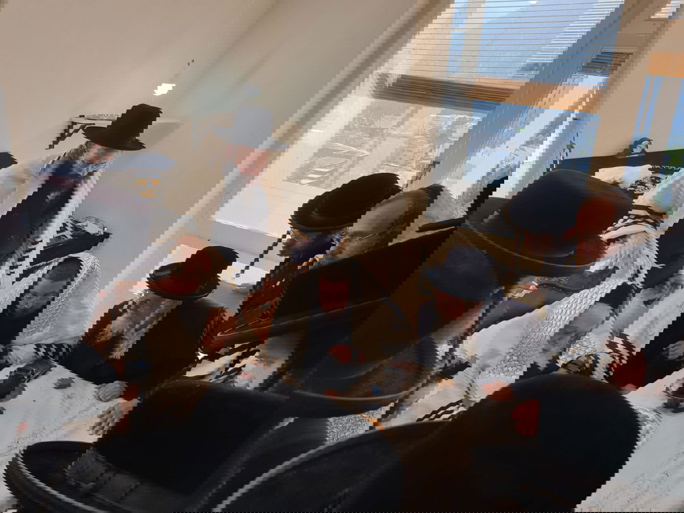 האדמו"ר מתולדות אברהם יצחק במעמד 'לחיים' • תיעוד