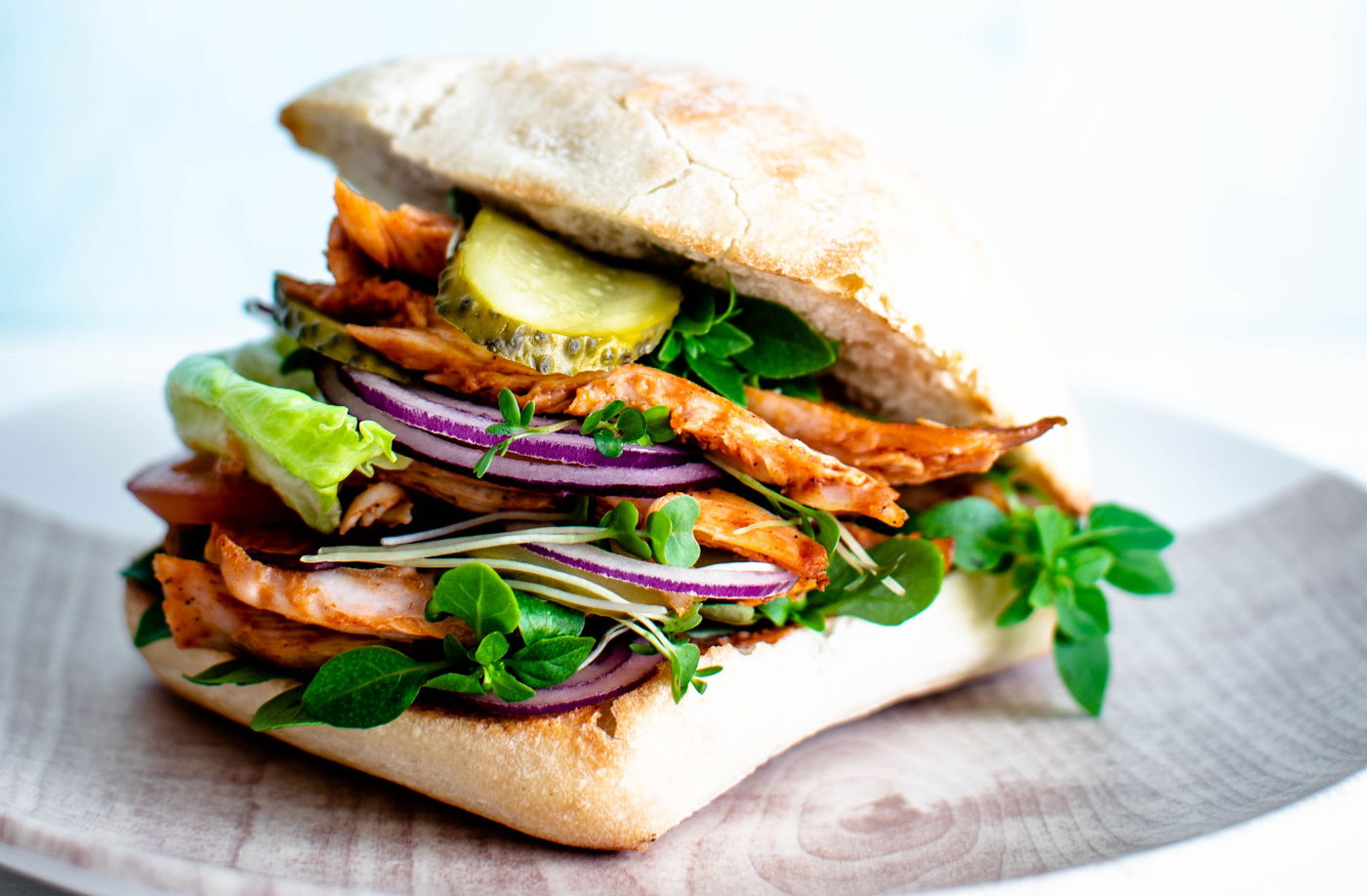 המבורגר חזה עוף במרינדת צ'ילי מתוק וסויה