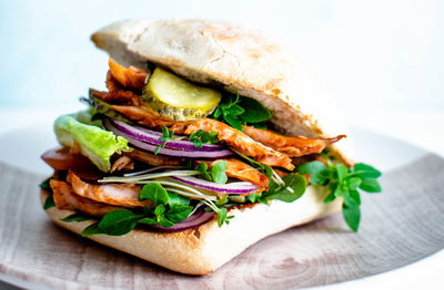 המבורגר חזה עוף במרינדת צ'ילי מתוק וסויה