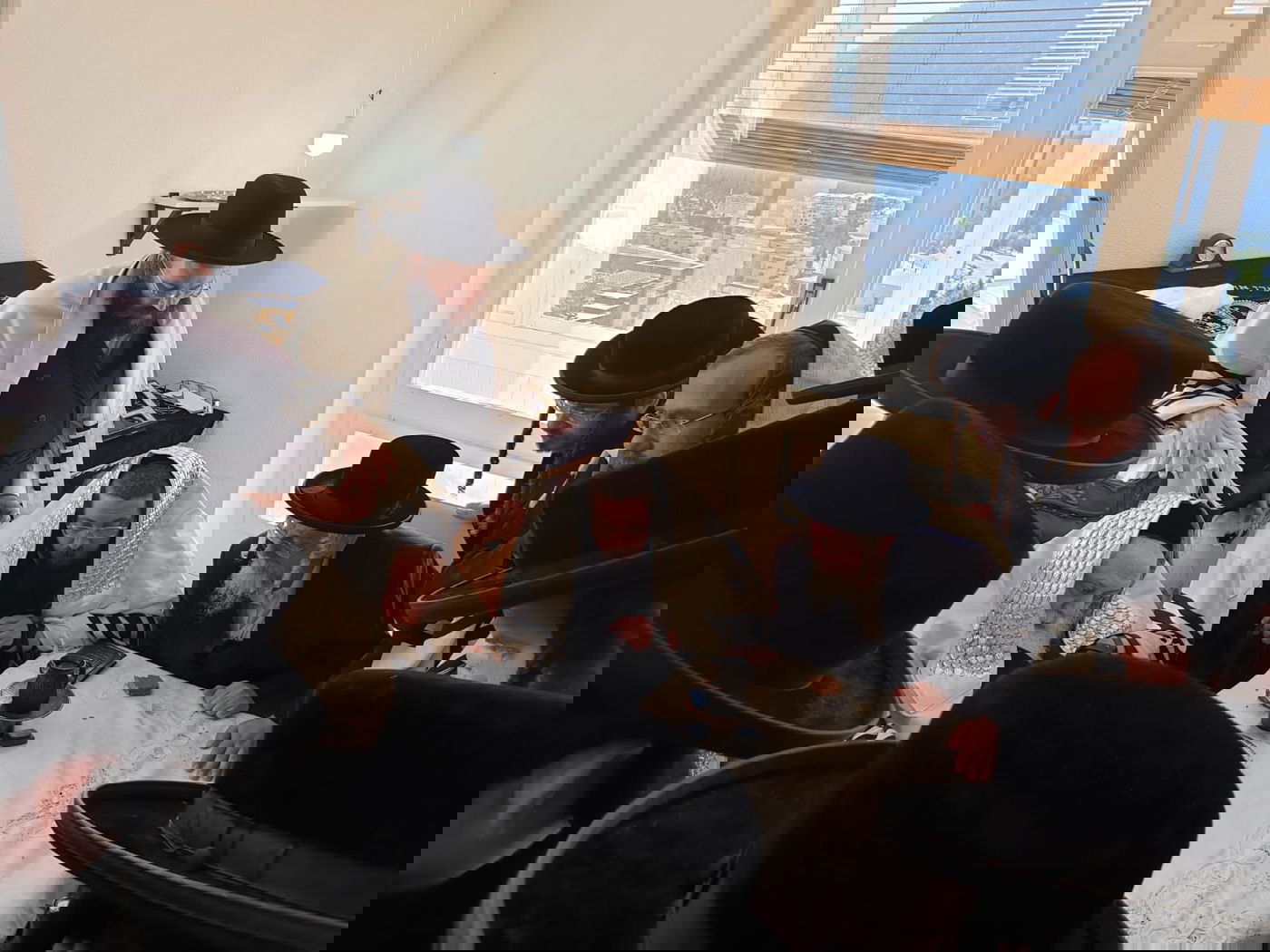 האדמו"ר מתולדות אברהם יצחק במעמד 'לחיים' • תיעוד