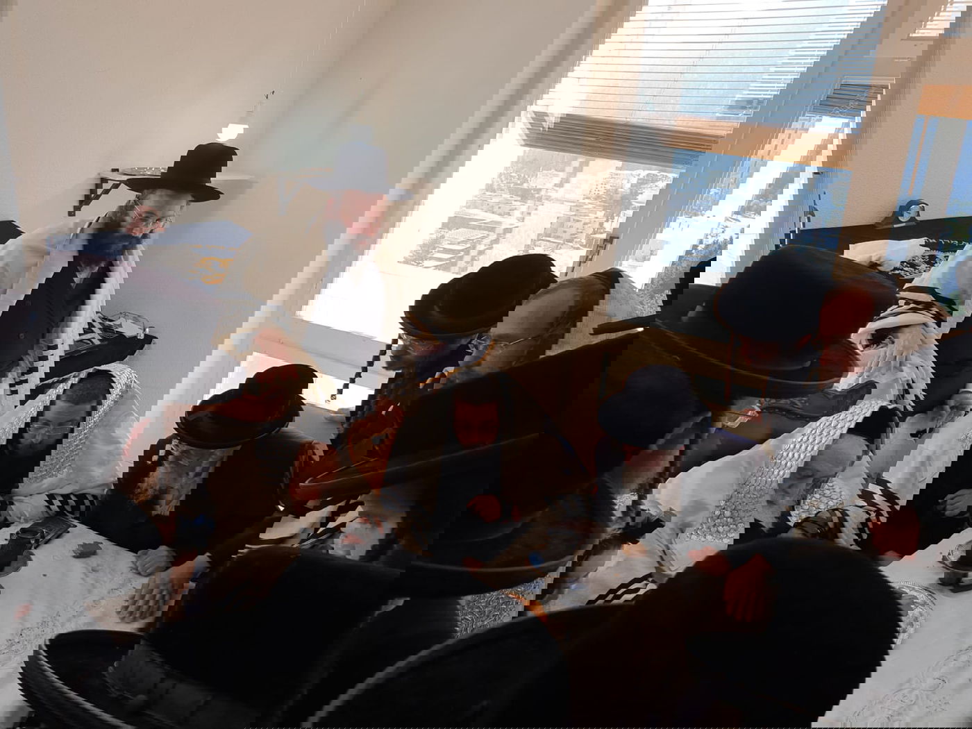 האדמו"ר מתולדות אברהם יצחק במעמד 'לחיים' • תיעוד