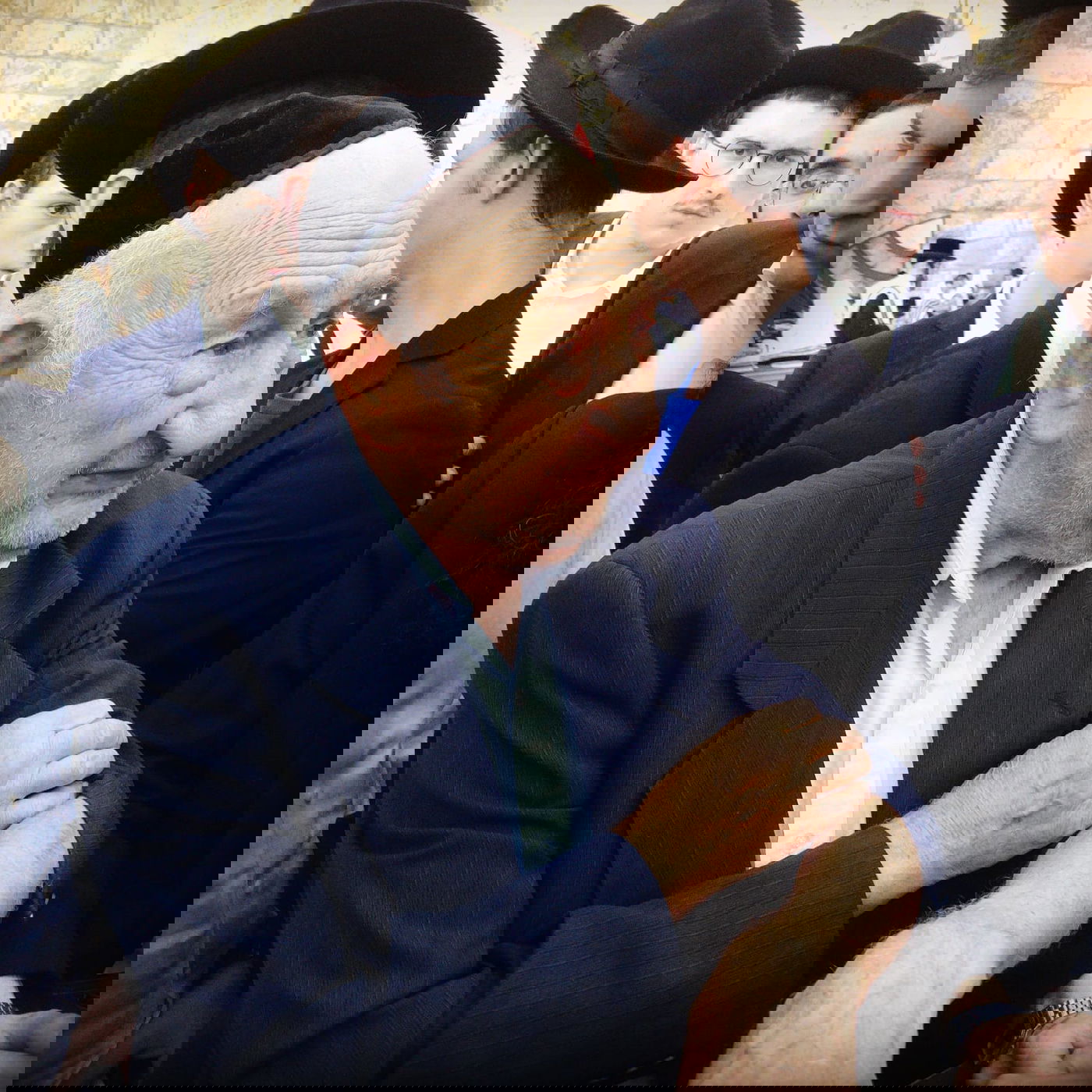 ניצול השואה ריגש עם סיפורו בכותל המערבי • צפו