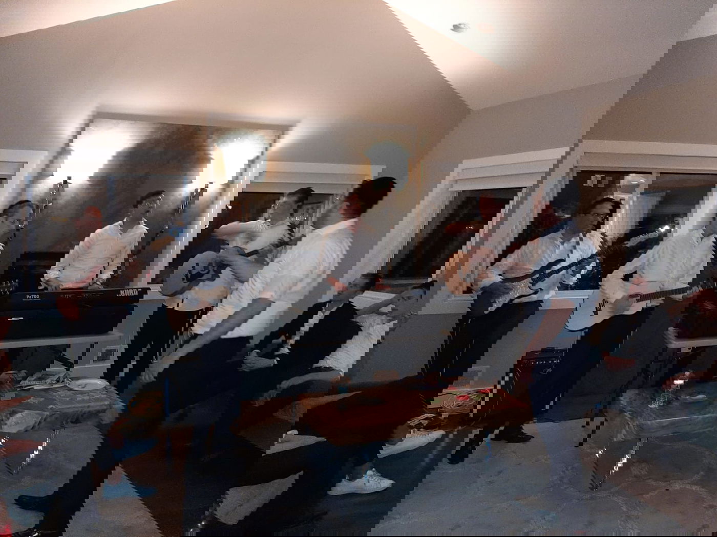 בני מנגן לחולים על הגיטרה כמה שבועות לפני פטירתו