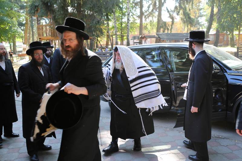 האדמו"ר מגיע לסנדקאות