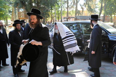 האדמו"ר מגיע לסנדקאות