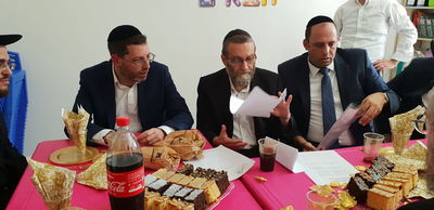 גפני מדבר בכנס