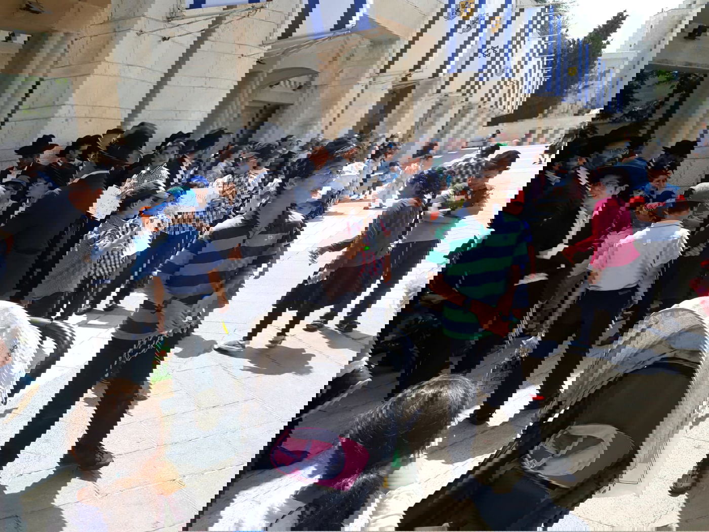 הילדים החרדים שנזרקו לרחוב הפגינו בספרא: "אין לנו מבנה"