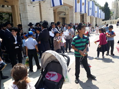 הילדים החרדים שנזרקו לרחוב הפגינו בספרא: "אין לנו מבנה"