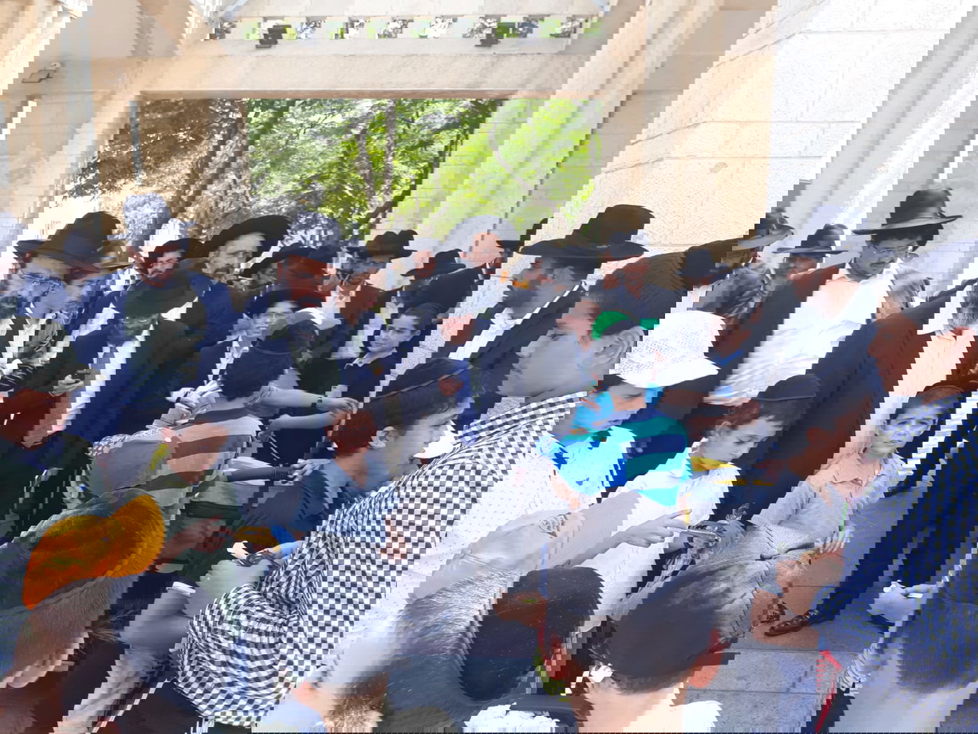 הילדים החרדים שנזרקו לרחוב הפגינו בספרא: "אין לנו מבנה"