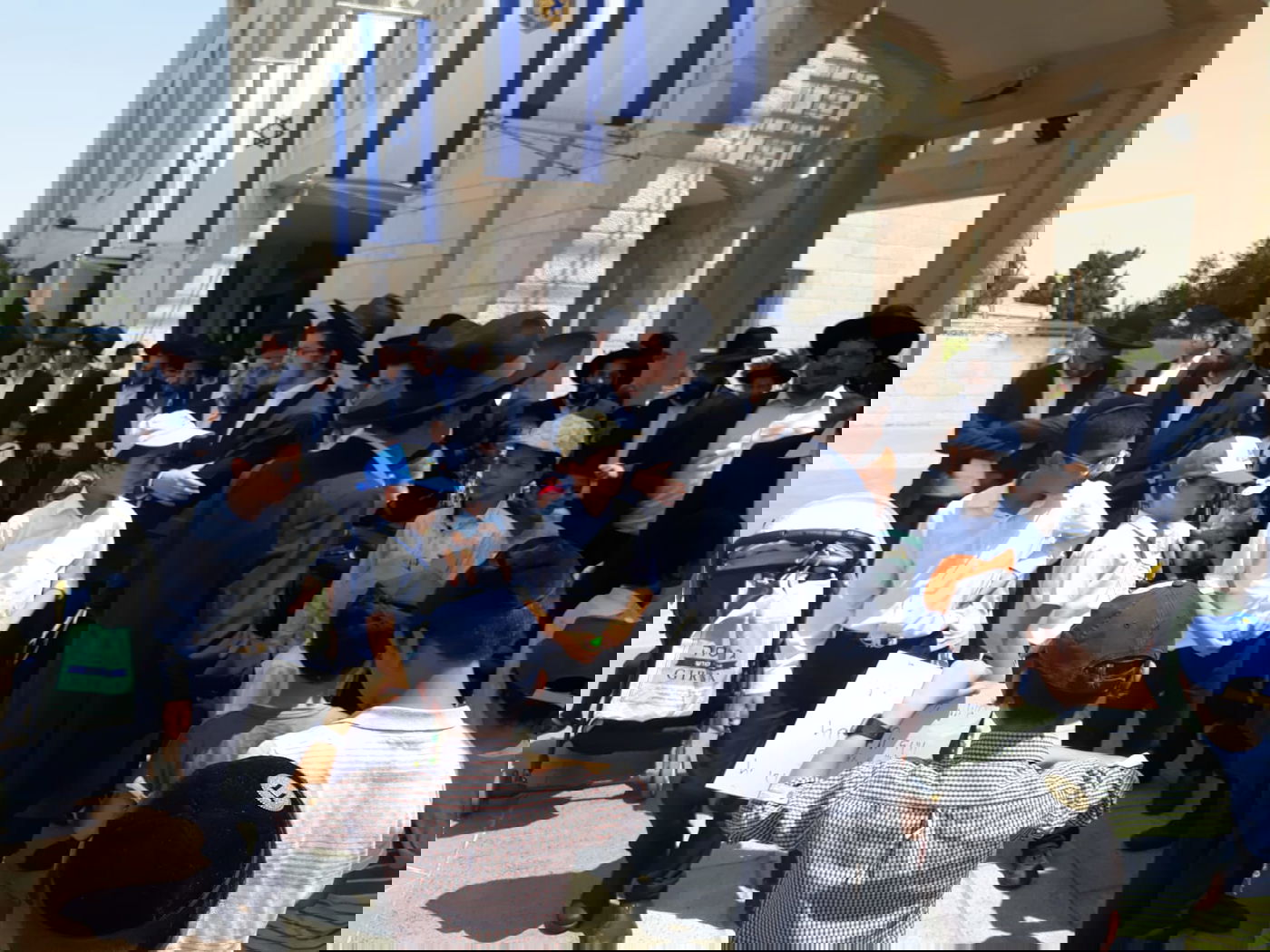 הילדים החרדים שנזרקו לרחוב הפגינו בספרא: "אין לנו מבנה"