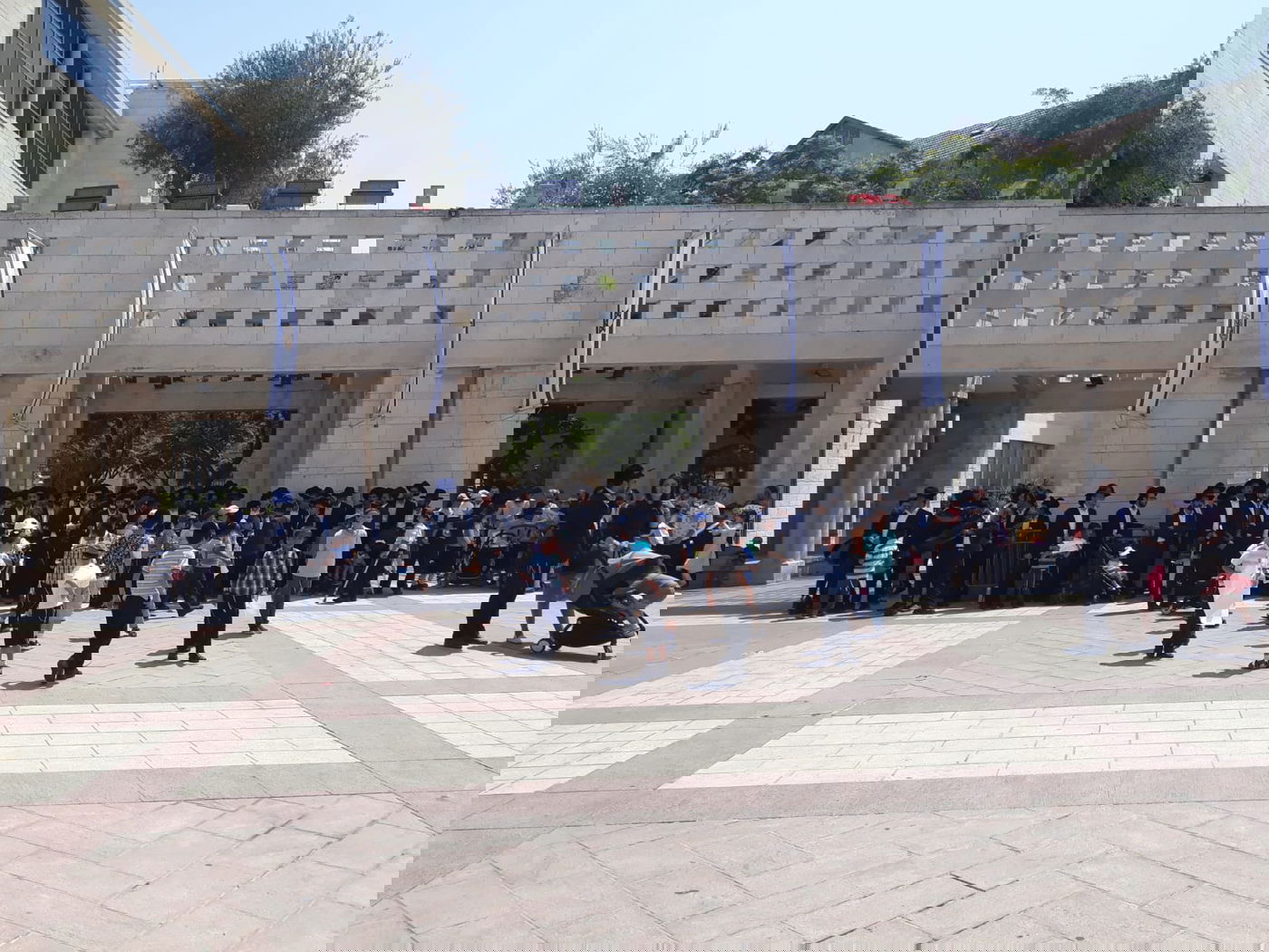 הילדים החרדים שנזרקו לרחוב הפגינו בספרא: "אין לנו מבנה"