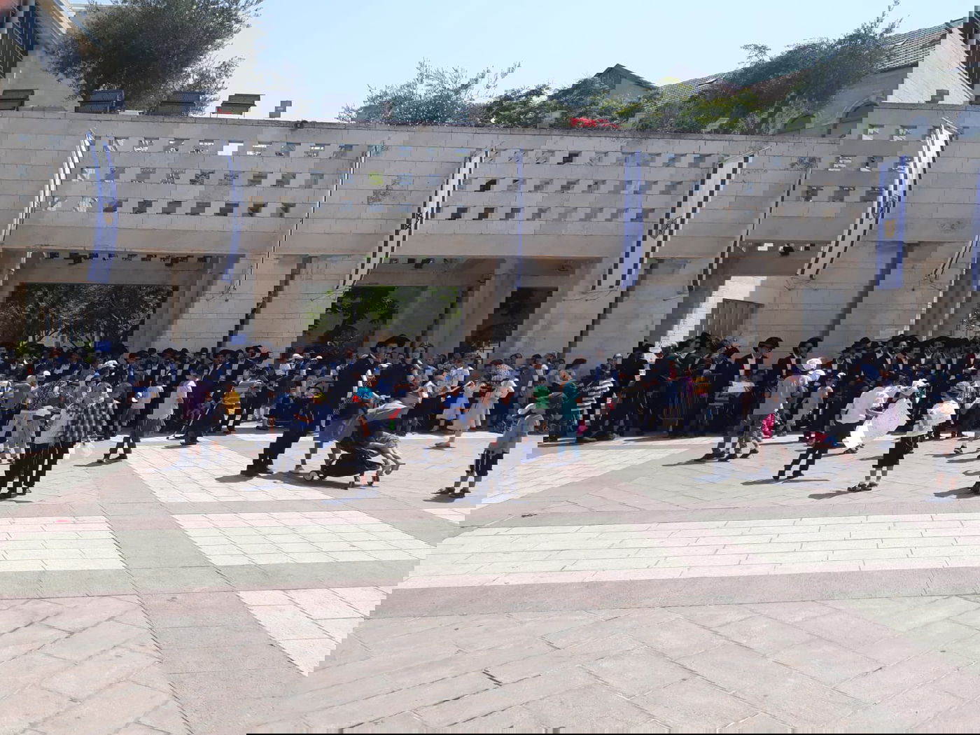 הילדים החרדים שנזרקו לרחוב הפגינו בספרא: "אין לנו מבנה"