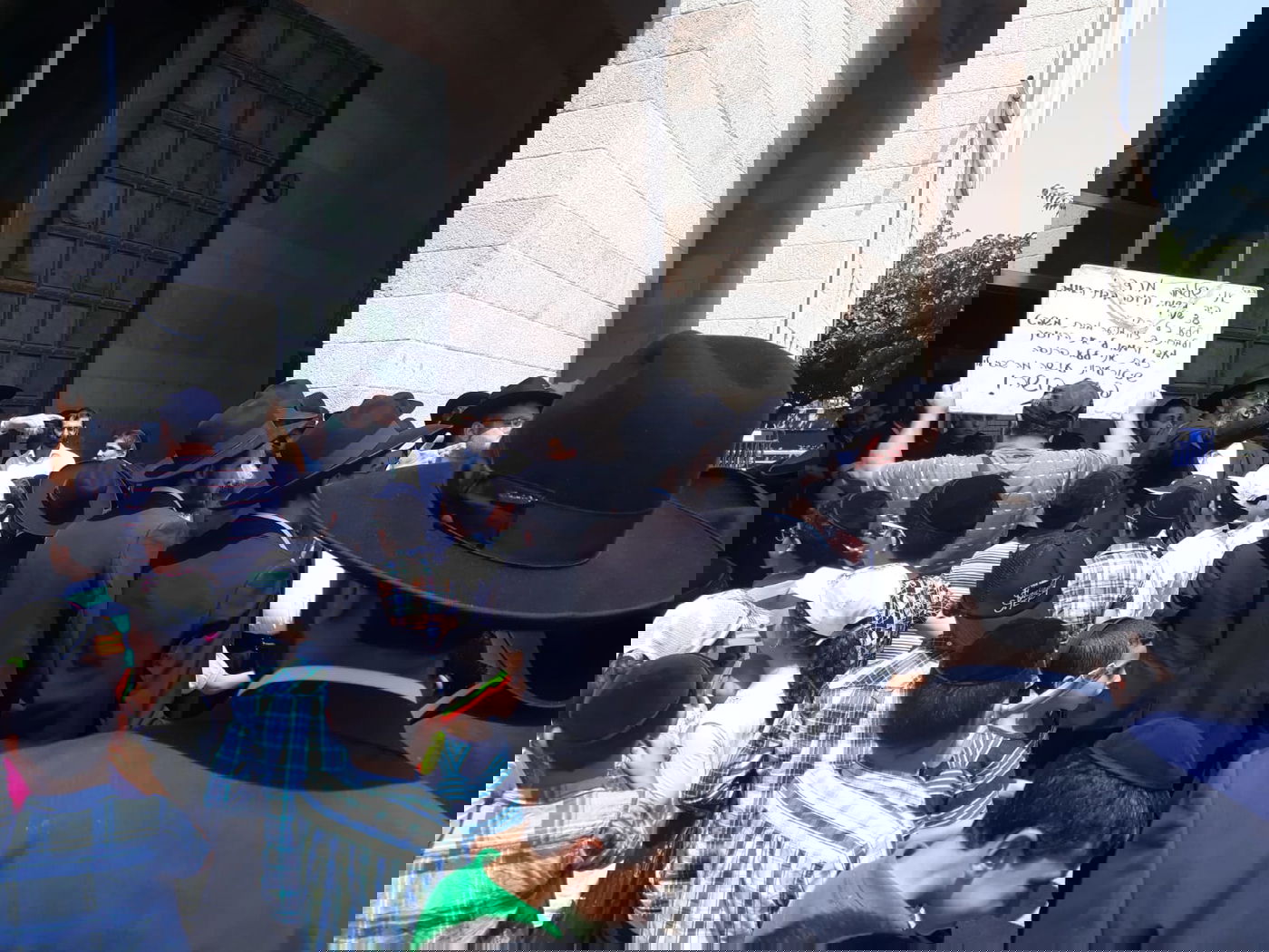 הילדים החרדים שנזרקו לרחוב הפגינו בספרא: "אין לנו מבנה"