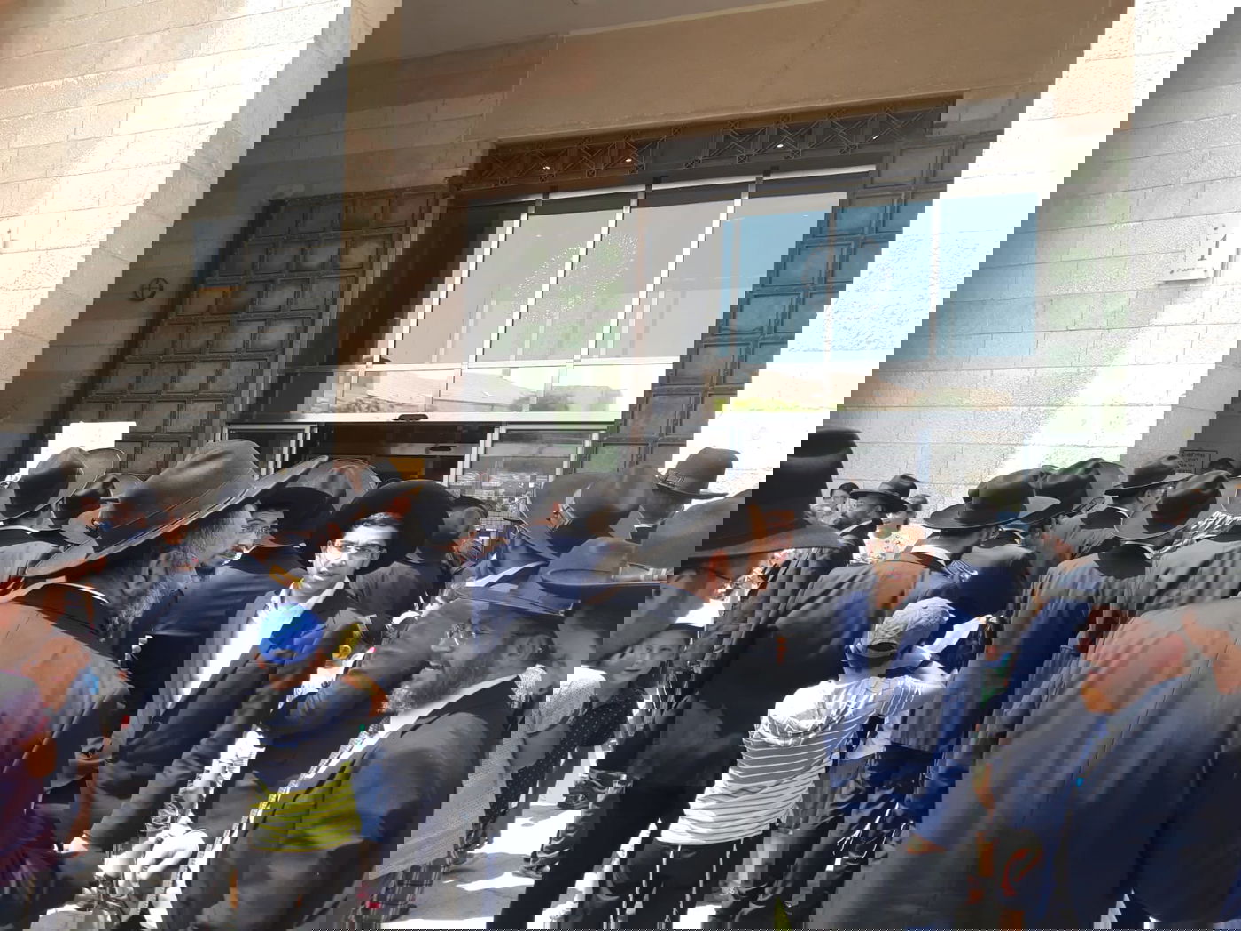 הילדים החרדים שנזרקו לרחוב הפגינו בספרא: "אין לנו מבנה"