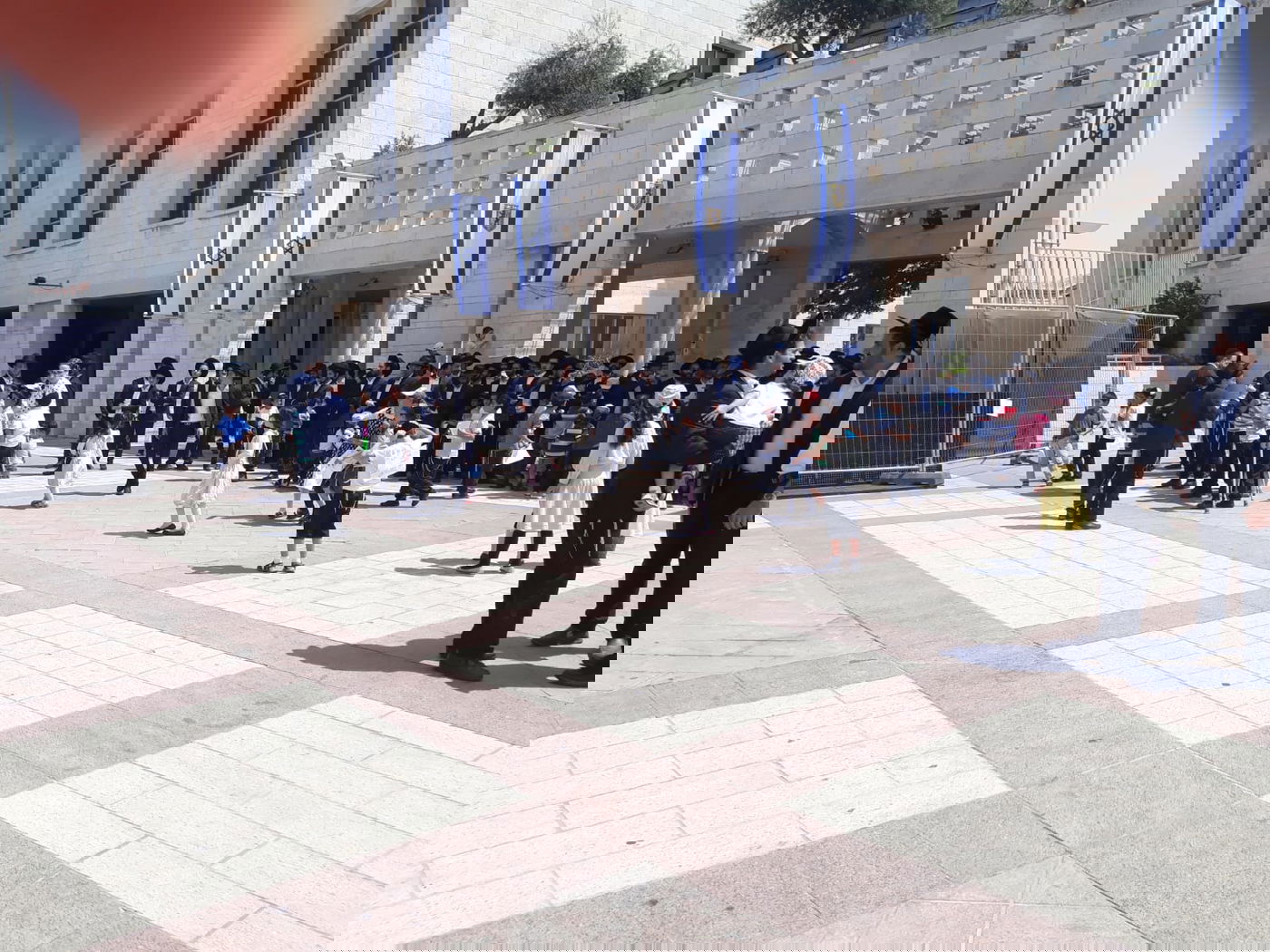 הילדים החרדים שנזרקו לרחוב הפגינו בספרא: "אין לנו מבנה"