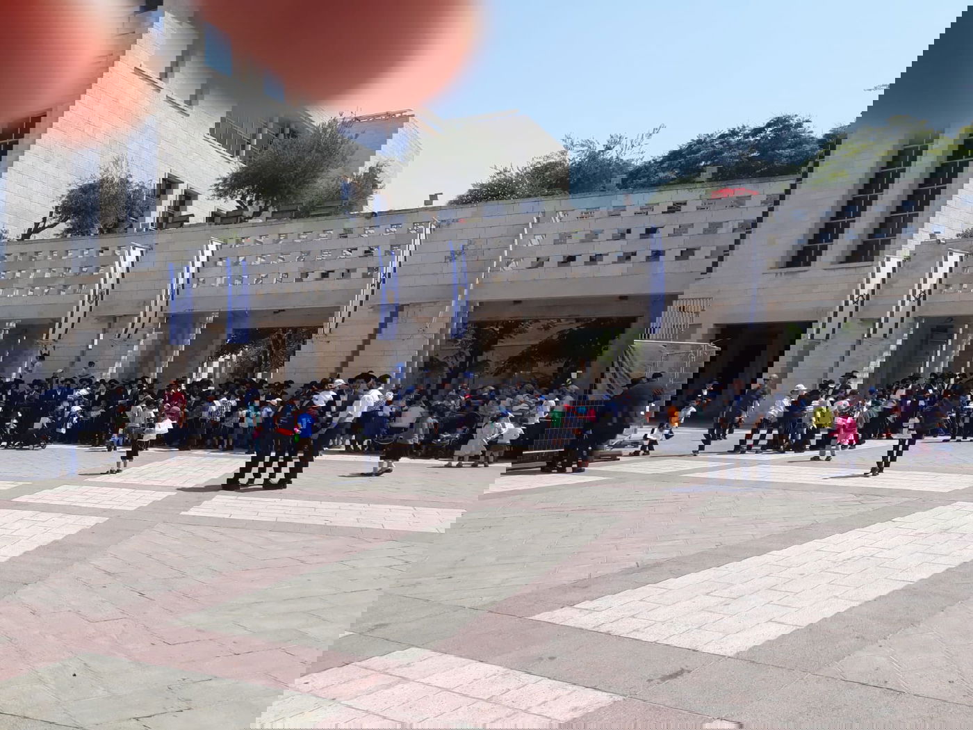 הילדים החרדים שנזרקו לרחוב הפגינו בספרא: "אין לנו מבנה"