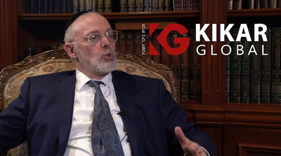 הרב אהרון קוטלר עם המראיין הרב בנימין גולדשמידט