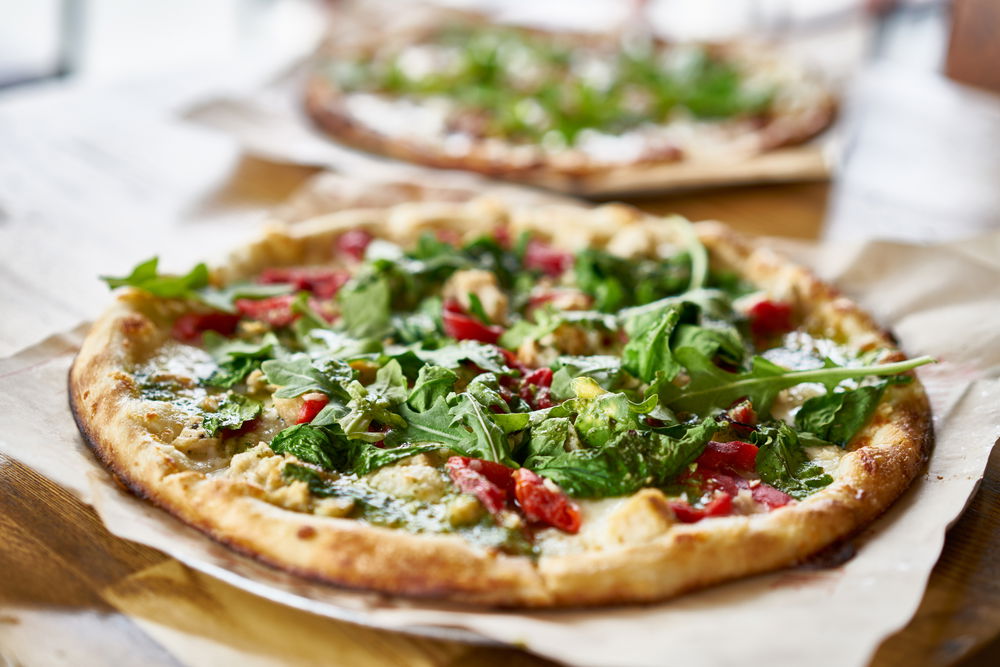 פיצה עם רוטב פסטו, עגבניות ומוצרלה