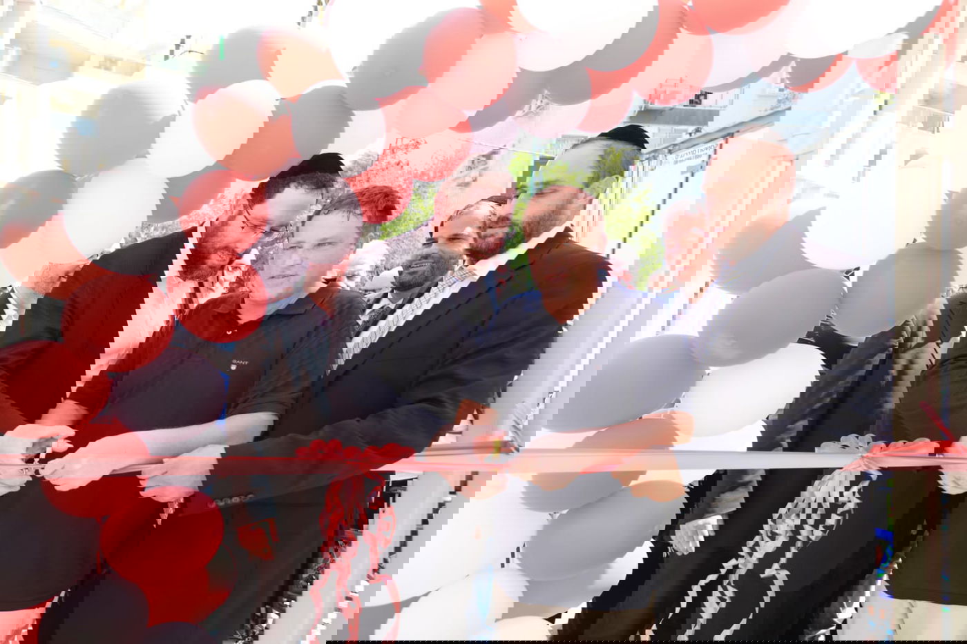 ראש העיר רמי גרינברג ויו"ר 'יהדות התורה' בעיר אליהו ברוכי בגזירת הסרט