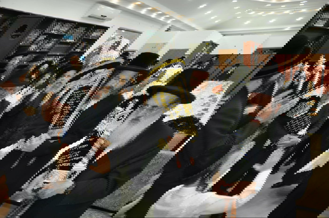 האדמו"ר מנדבורנא חנך את בית מדרשו החדש