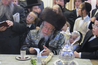 האדמו"ר מסטראפקוב שבת בעיר אלעד