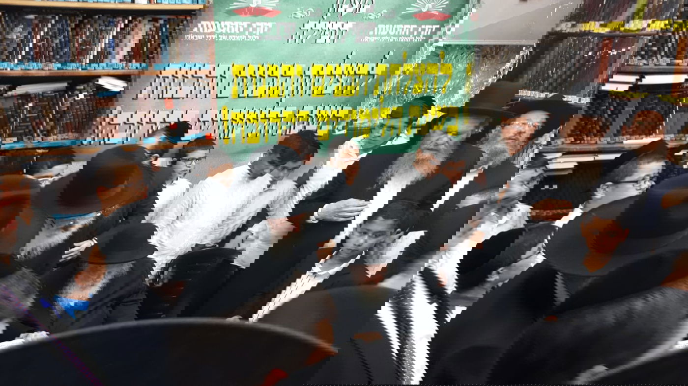 ר' שמעון גלאי ור' חזקיהו מישקובסקי בתפילה מרגשת בבית הגר"ח