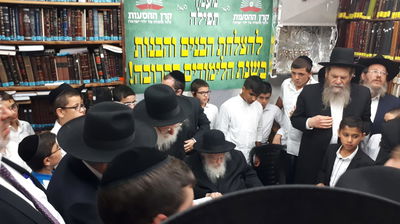 ר' שמעון גלאי ור' חזקיהו מישקובסקי בתפילה מרגשת בבית הגר"ח