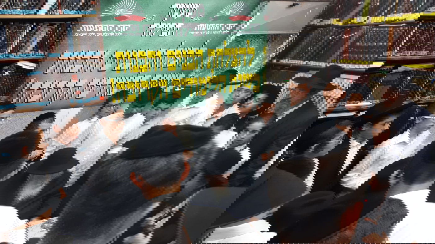 ר' שמעון גלאי ור' חזקיהו מישקובסקי בתפילה מרגשת בבית הגר"ח