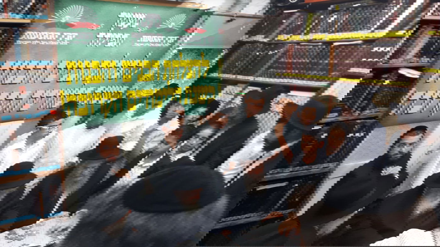 ר' שמעון גלאי ור' חזקיהו מישקובסקי בתפילה מרגשת בבית הגר"ח