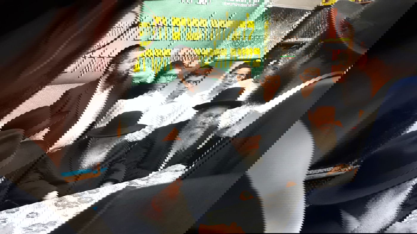 ר' שמעון גלאי ור' חזקיהו מישקובסקי בתפילה מרגשת בבית הגר"ח