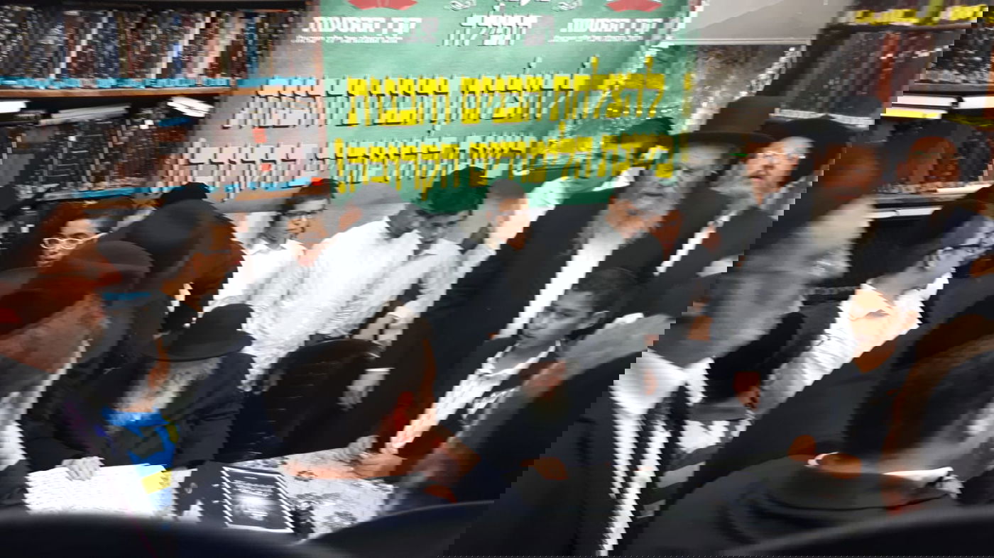 ר' שמעון גלאי ור' חזקיהו מישקובסקי בתפילה מרגשת בבית הגר"ח