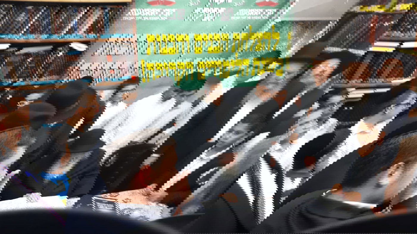 ר' שמעון גלאי ור' חזקיהו מישקובסקי בתפילה מרגשת בבית הגר"ח