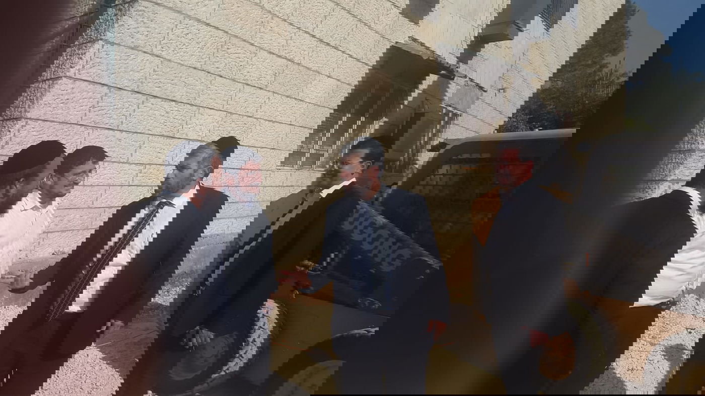 הילדים הקיפו את פמלייתו של סגן ראש העיר