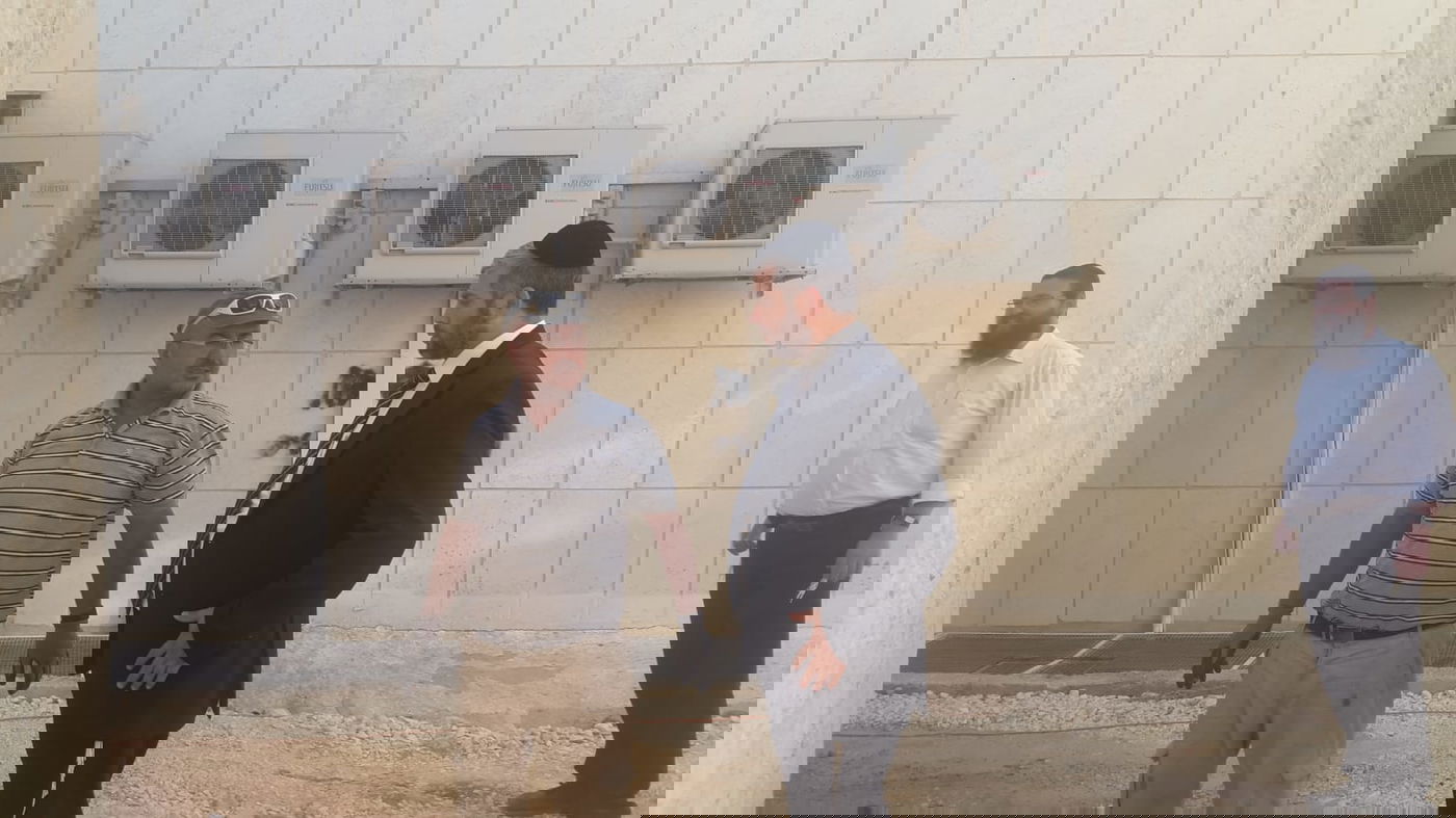 הילדים הקיפו את פמלייתו של סגן ראש העיר