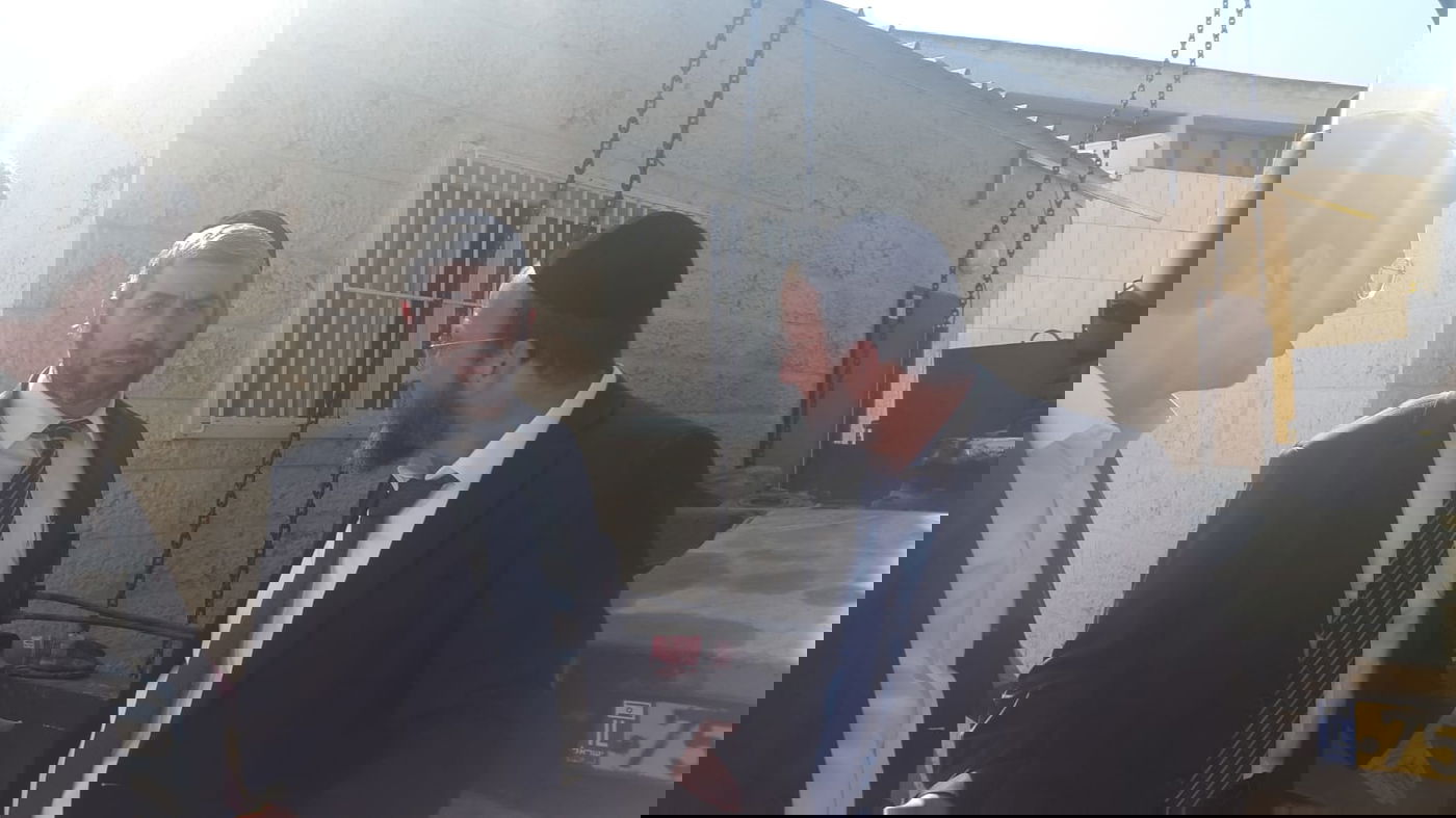 הילדים הקיפו את פמלייתו של סגן ראש העיר