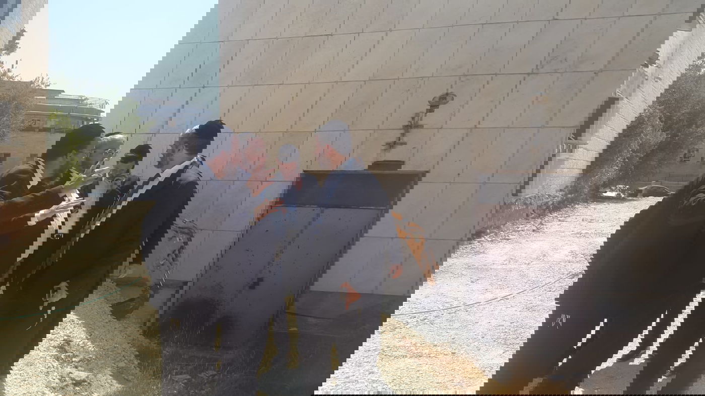 הילדים הקיפו את פמלייתו של סגן ראש העיר