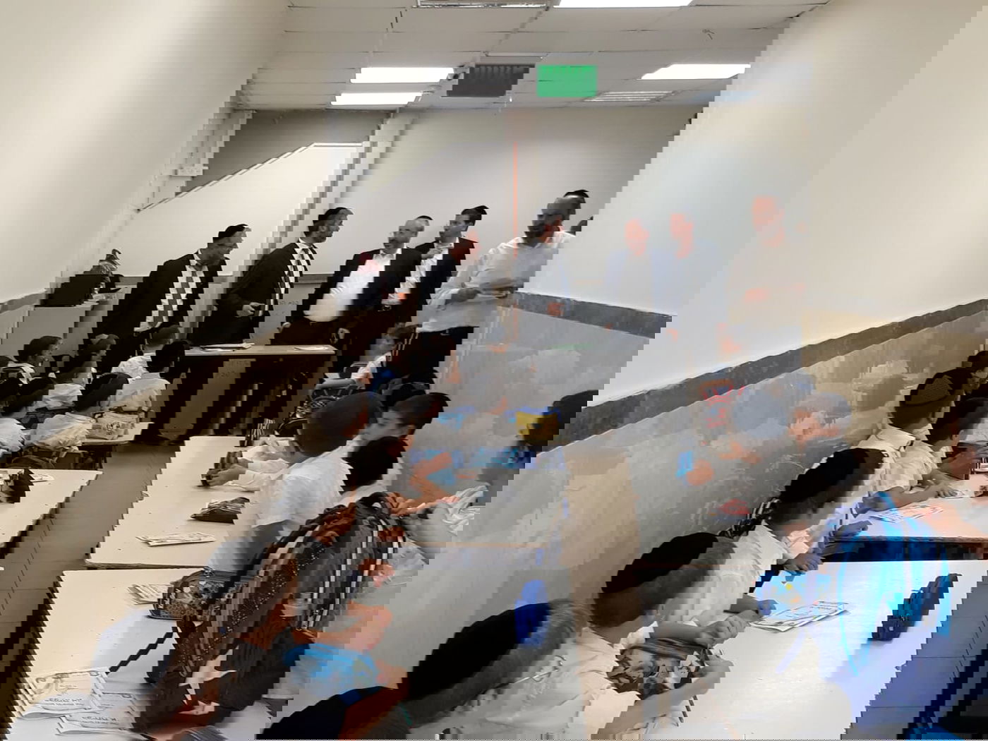 הילדים הקיפו את פמלייתו של סגן ראש העיר