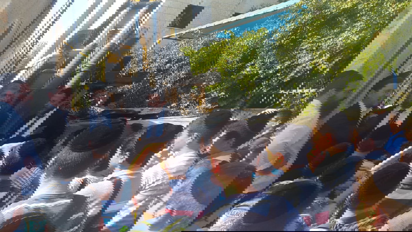 הילדים הקיפו את פמלייתו של סגן ראש העיר