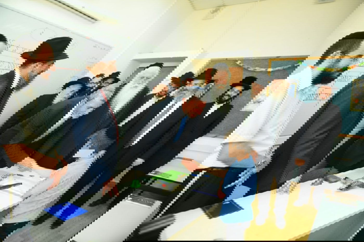 ילד שעלה מאיראן ולומד בחב"ד נפגש עם פרוש ופרץ