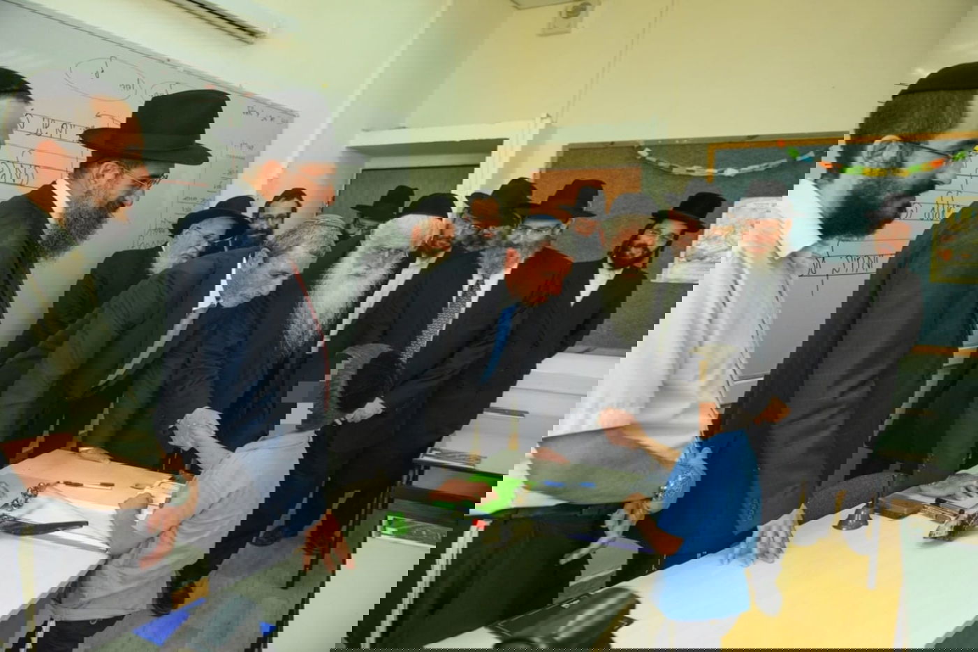 ילד שעלה מאיראן ולומד בחב"ד נפגש עם פרוש ופרץ