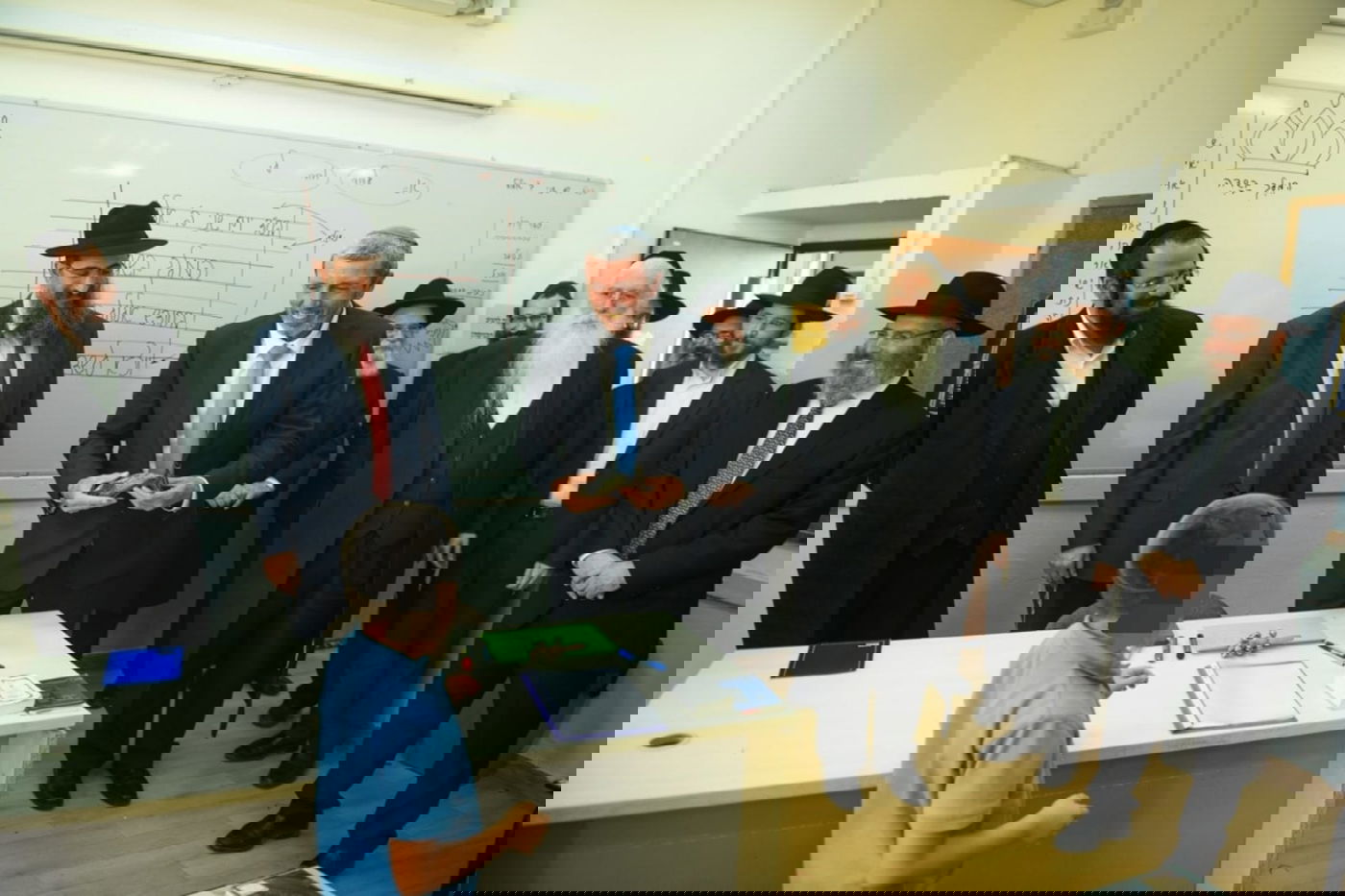 ילד שעלה מאיראן ולומד בחב"ד נפגש עם פרוש ופרץ