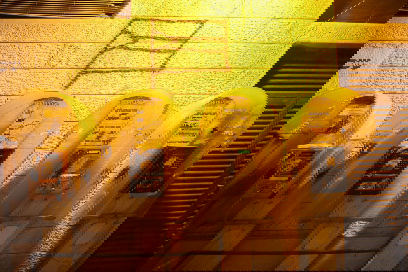 הטלפונים הציבוריים מהם מזמינים הילדים, בדרך כלל, את המשטרה